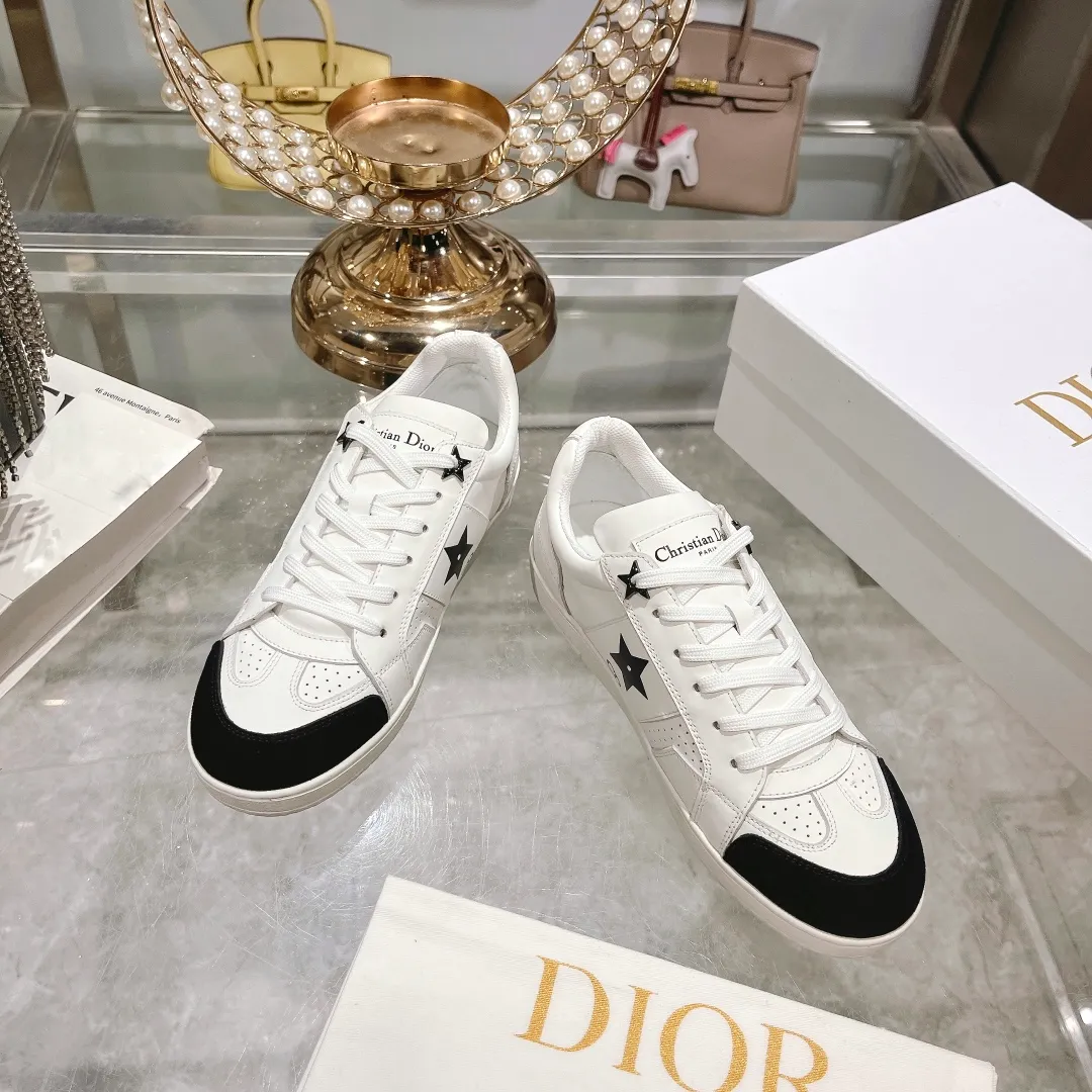 👟👟Ex-factory price 560👟👟Dior2024 new white shoes, Dior Dior Star women's sports shoes, very light summer white shoes. The upper is carefully made of imported suede, decorated with tonal suede panels, metal stars decorate the lace eyelets, and breathable mesh inside. The upper is punched and designed not to stuffy the feet. It is equipped with Christian Dior logo and thin soles. The thick sole is suitable for all seasons! Size: 35-41 (40 and 41 are customized and cannot be returned or exchanged)